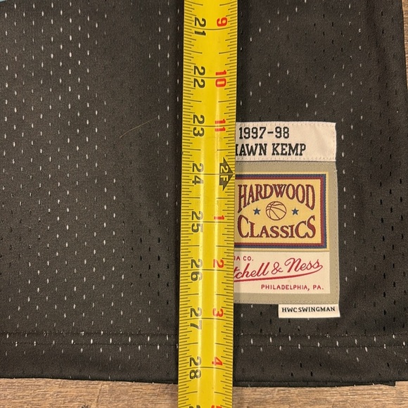 Shawn Kemp Black Cleveland Cavaliers 1997/98 Hardwood Classics Swingman Jersey - Picture 13 of 13